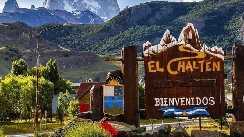 Trekking en El Chaltén con vista a las montañas patagónicas
