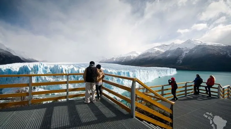 Vehículo de transfer privado frente al Glaciar Perito Moreno