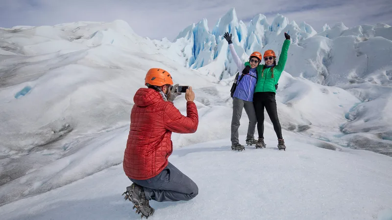Grupo en excursión minitrekking sobre el Glaciar Perito Moreno