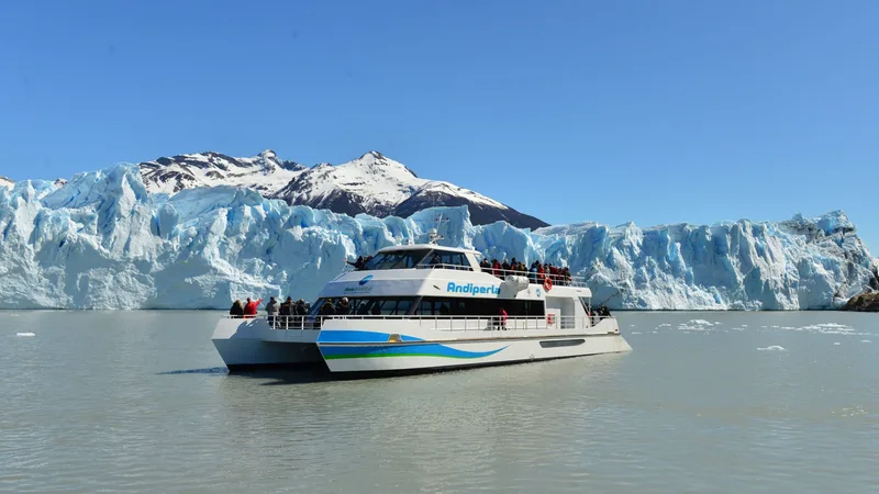 Safari Náutico frente a la pared del Glaciar Perito Moreno